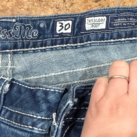 Miss Me Women’s Boot Cut Low Rise Jeans Sz 30 Embellished Flap Pocket Cowgirl - Picture 3 of 14